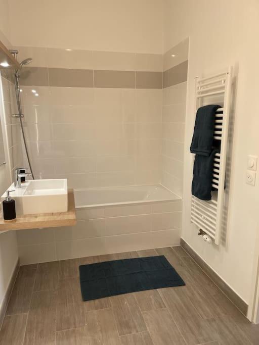 Appartement Climatise Au Coeur De La Provence Lac Et Parcs D'Attractions 10Mn Avignon 몽투 외부 사진